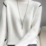 Elegant hvid rullekravebluse med sorte kanter – Minimalistisk og stilren