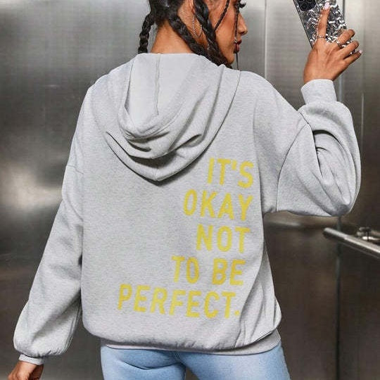Oversize hoodie med statement-print på ryggen – “It’s Okay Not To Be Perfect”