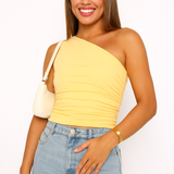 One-shoulder top med rynkedetaljer og tætsiddende pasform