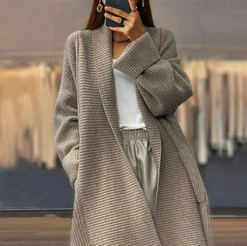 Beige lang ribstrikket cardigan med lommer og brede ærmer