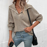 Beige strikbluse med krave og V-udskæring – afslappet hverdagslook