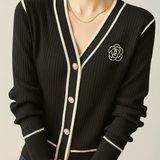 Elegant cardigan med kontrastkanter og blomstret broderi