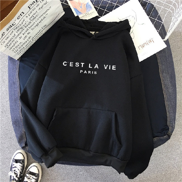 Lilla oversized hættetrøje med “C’EST LA VIE PARIS” tryk