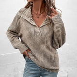 Beige strikbluse med krave og V-udskæring – afslappet hverdagslook
