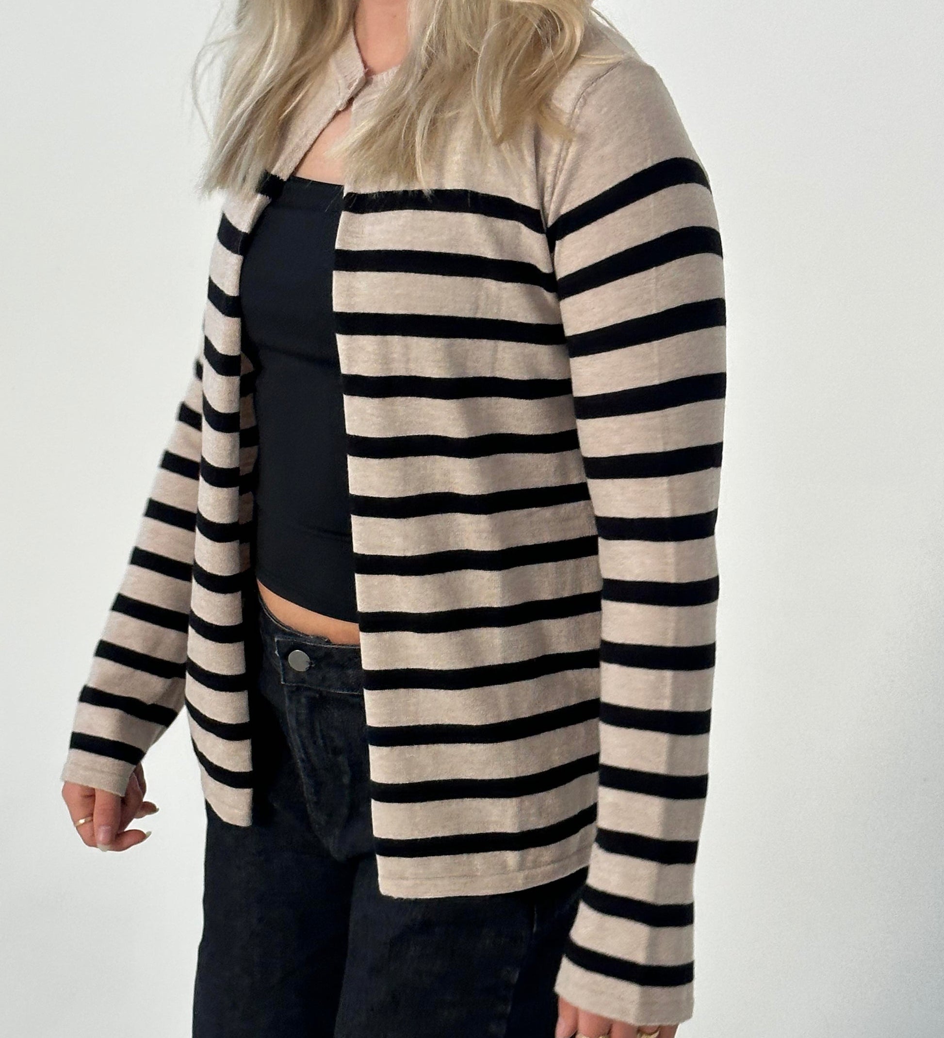 Cardigan med enkel knaplukning og minimalistisk design til kvinder