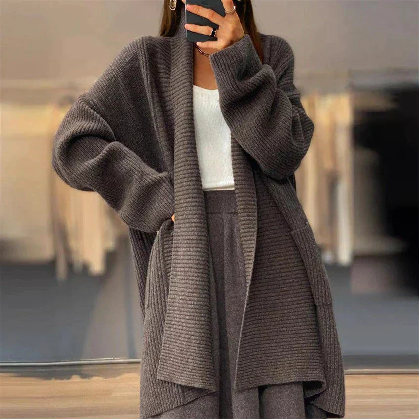 Beige lang ribstrikket cardigan med lommer og brede ærmer