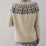 Islandsk-inspireret sweater med mønsterstrik i naturfarver – dame