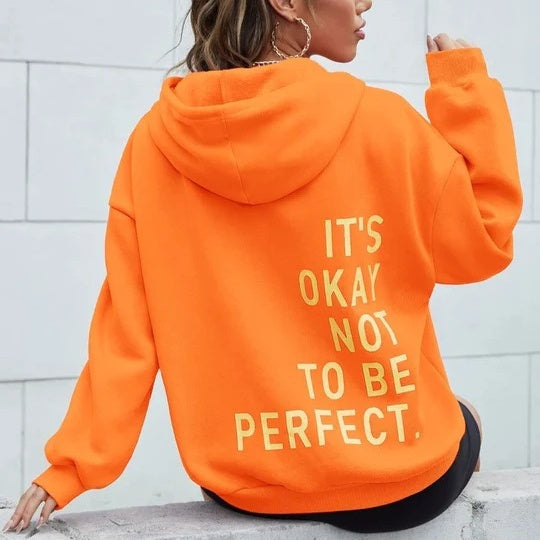 Oversize hoodie med statement-print på ryggen – “It’s Okay Not To Be Perfect”