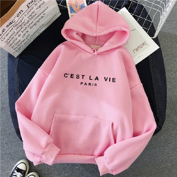 Lilla oversized hættetrøje med “C’EST LA VIE PARIS” tryk
