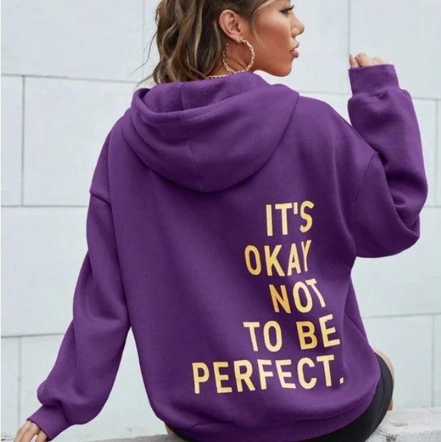 Oversize hoodie med statement-print på ryggen – “It’s Okay Not To Be Perfect”