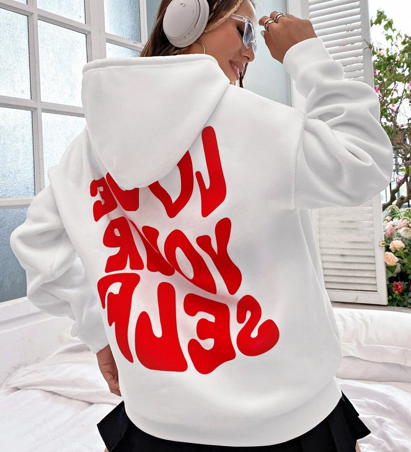 Oversized Hættetrøje til Kvinder – Sort med “Love Yourself”-Rygprint