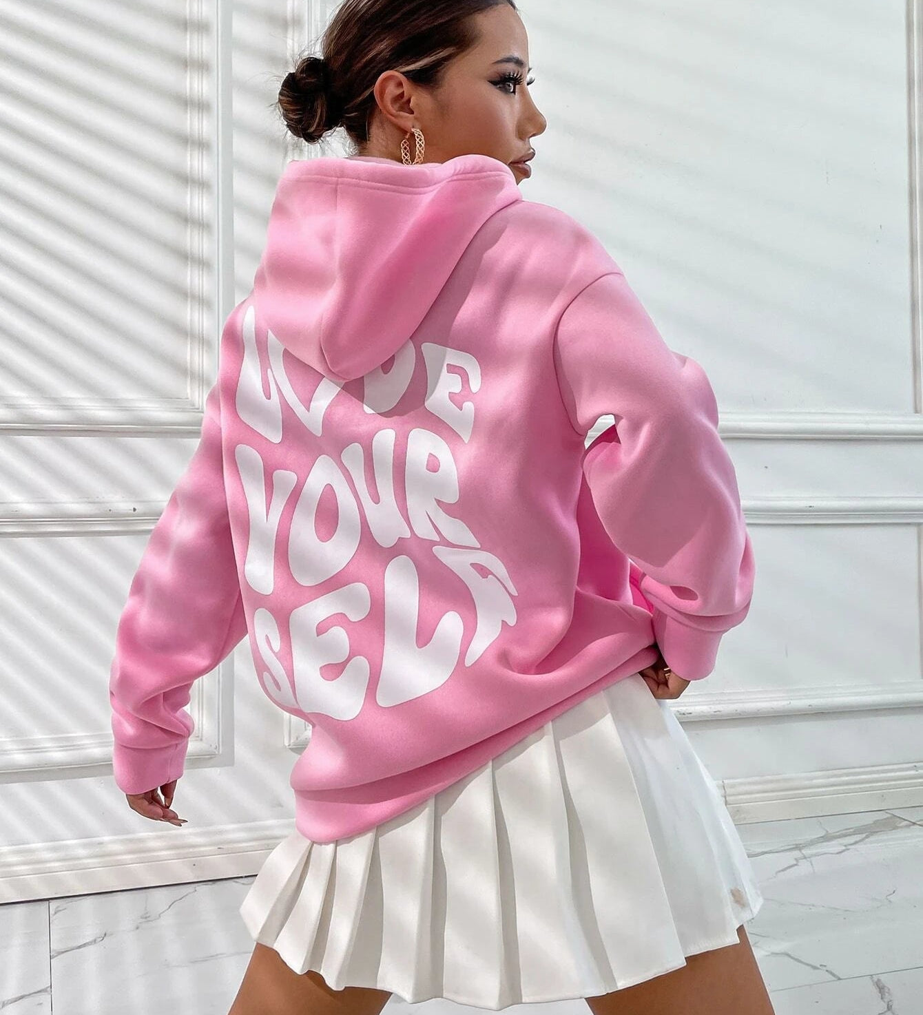 Oversized Hættetrøje til Kvinder – Sort med “Love Yourself”-Rygprint