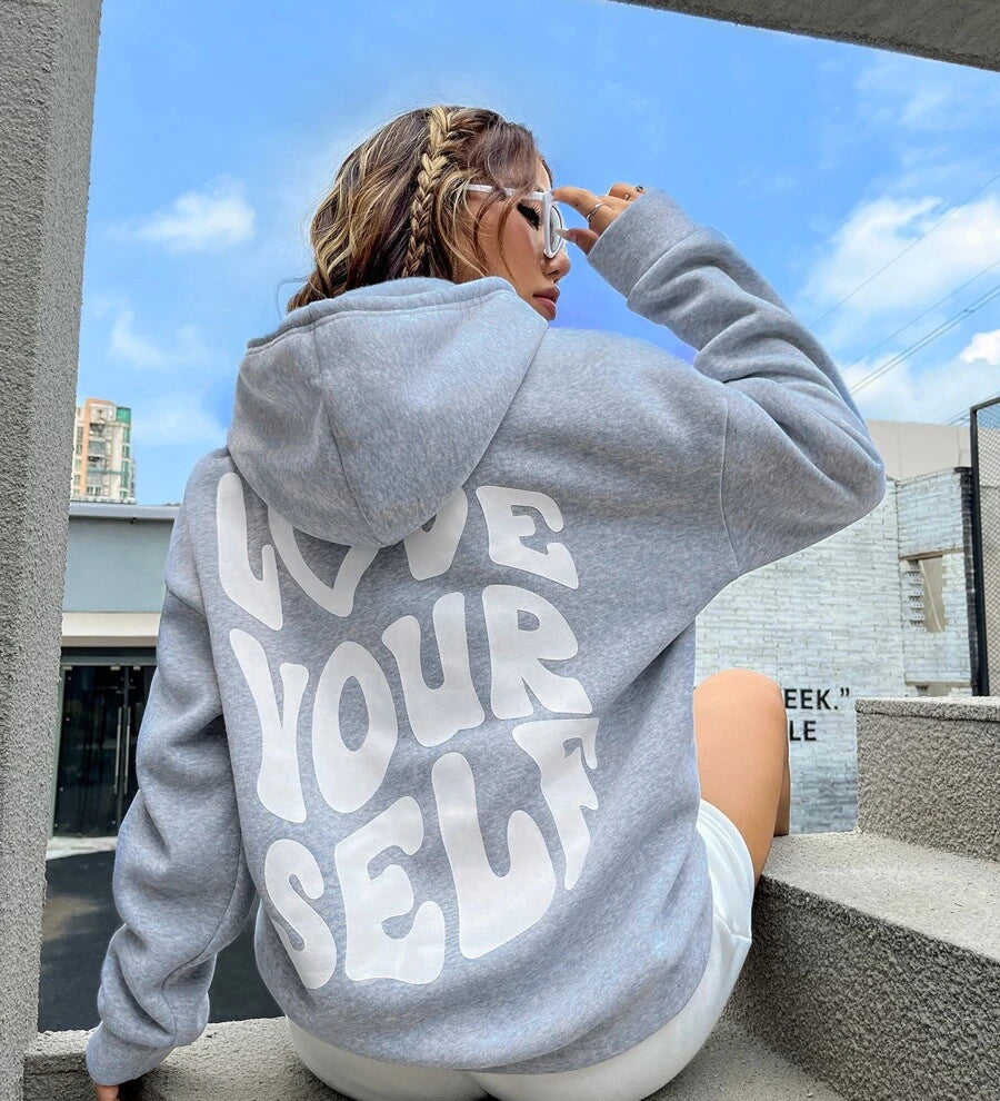 Oversized Hættetrøje til Kvinder – Sort med “Love Yourself”-Rygprint