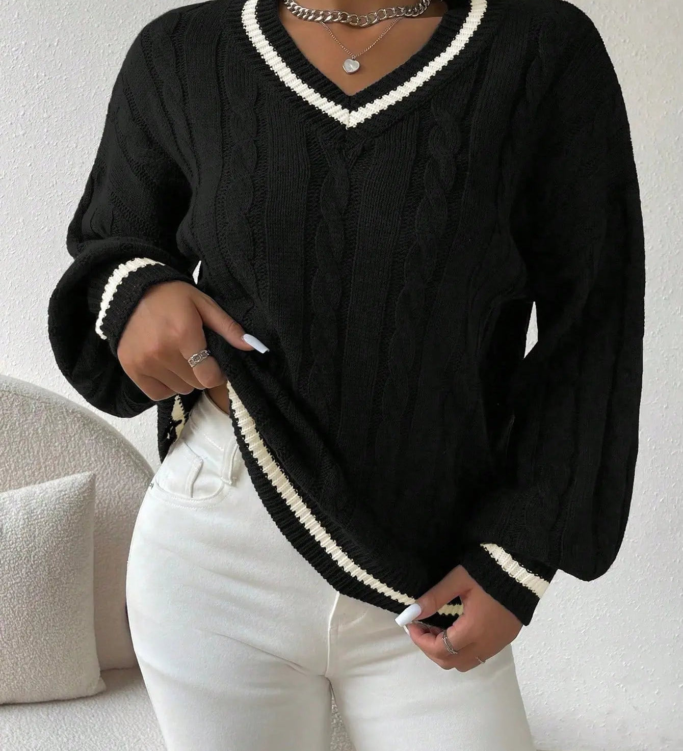 Stribet Kabelstrikpullover med V-udskæring – Stilfuld & Komfortabel