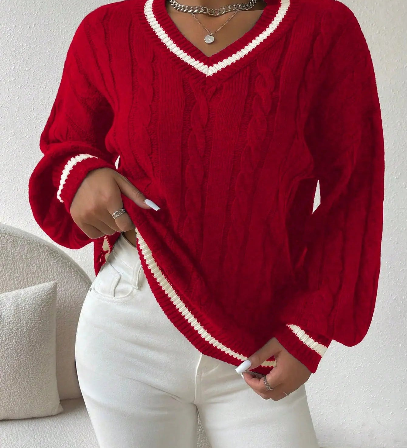 Stribet Kabelstrikpullover med V-udskæring – Stilfuld & Komfortabel