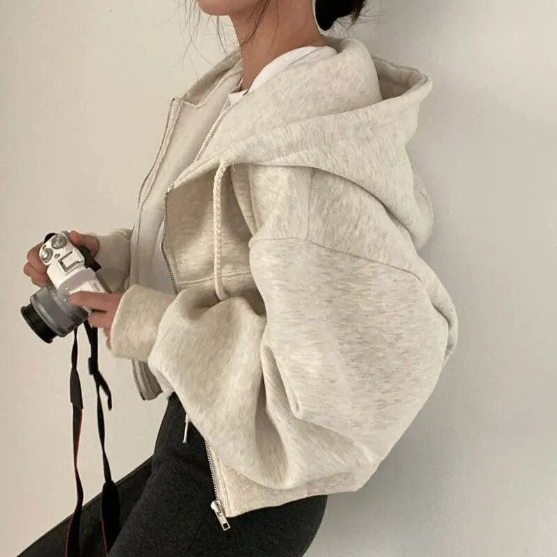 Cropped hættetrøje med lynlås og oversized ærmer til kvinder