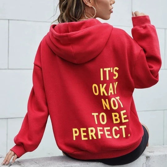 Oversize hoodie med statement-print på ryggen – “It’s Okay Not To Be Perfect”