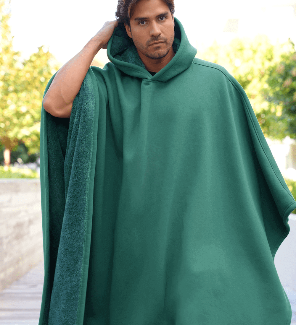 Elegant poncho med hætte og flydende, varm komfort