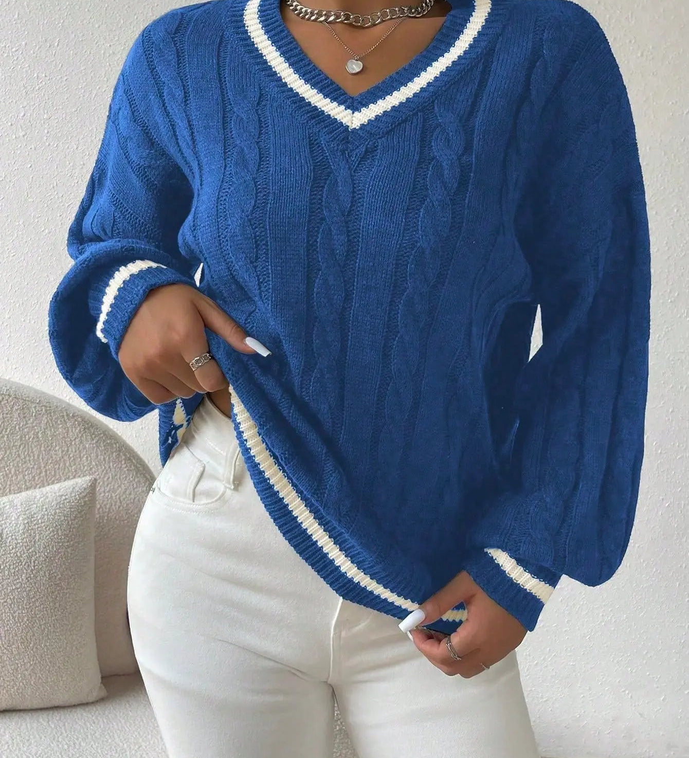 Stribet Kabelstrikpullover med V-udskæring – Stilfuld & Komfortabel
