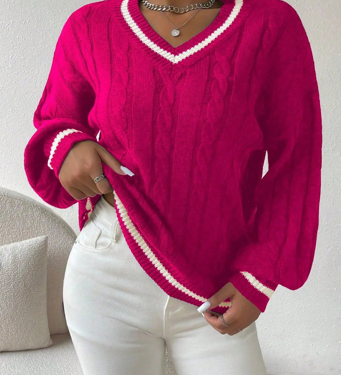 Stribet Kabelstrikpullover med V-udskæring – Stilfuld & Komfortabel