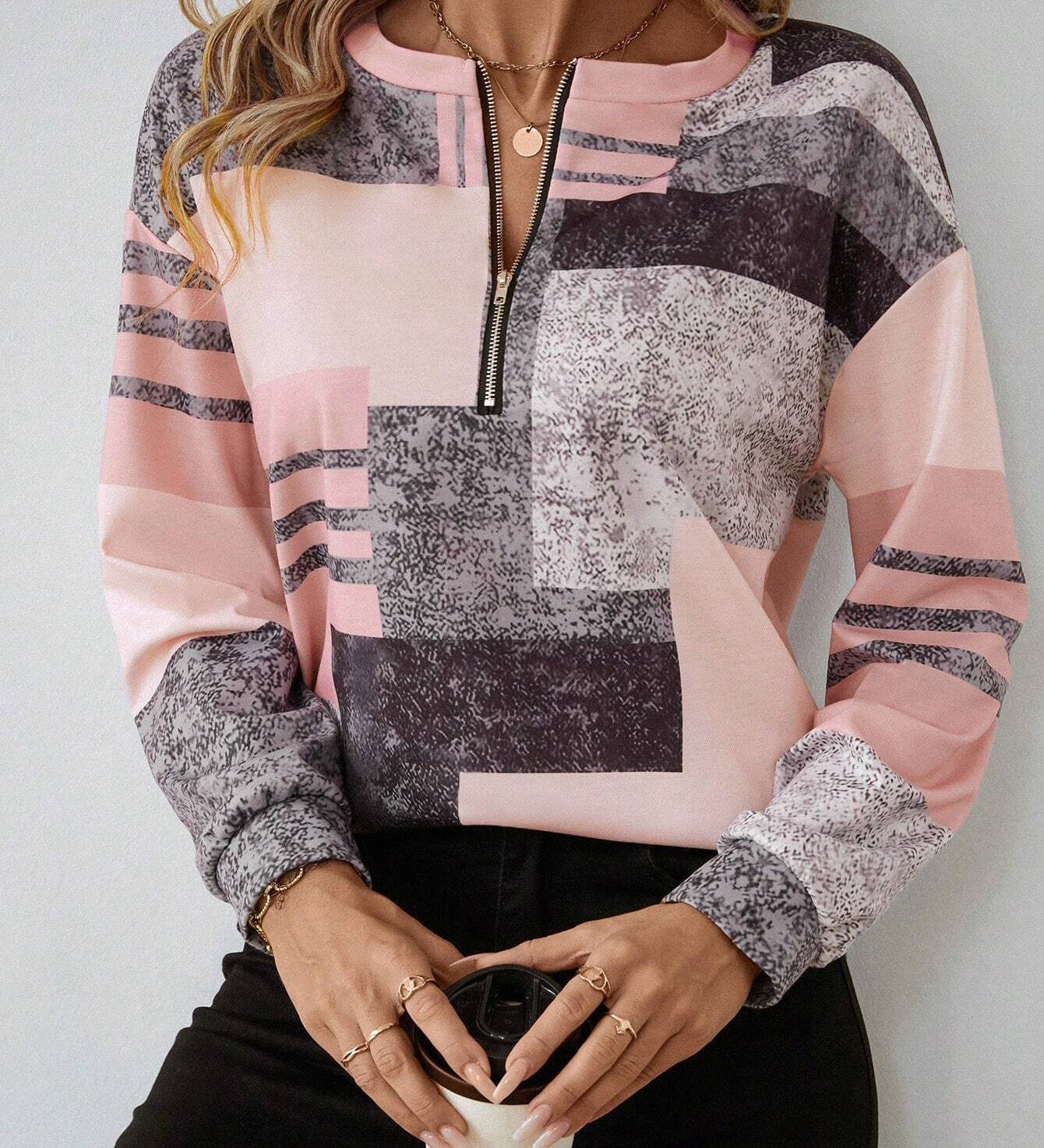 Patchwork Bluse med Lynlås – Moderne og Komfortabel Hverdagsstil