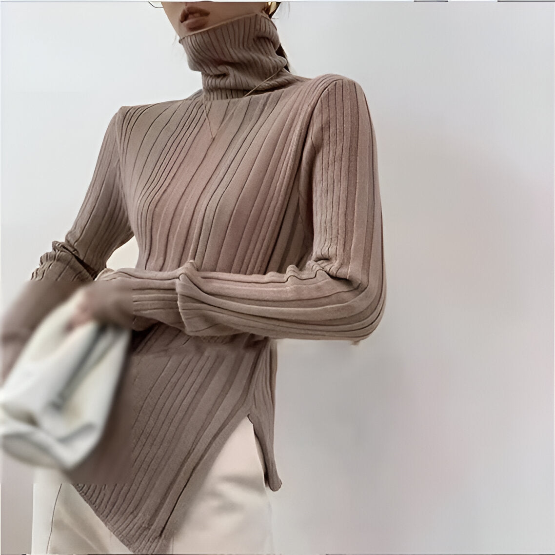 Elegant sort ribstrikket bluse med hvide kanter og asymmetrisk detalje