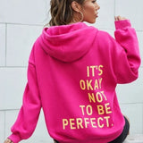 Oversize hoodie med statement-print på ryggen – “It’s Okay Not To Be Perfect”