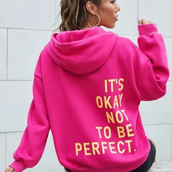 Oversize hoodie med statement-print på ryggen – “It’s Okay Not To Be Perfect”