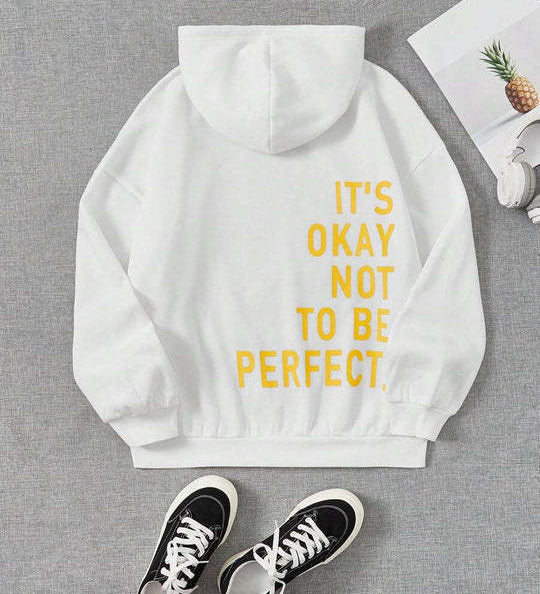 Oversize hoodie med statement-print på ryggen – “It’s Okay Not To Be Perfect”