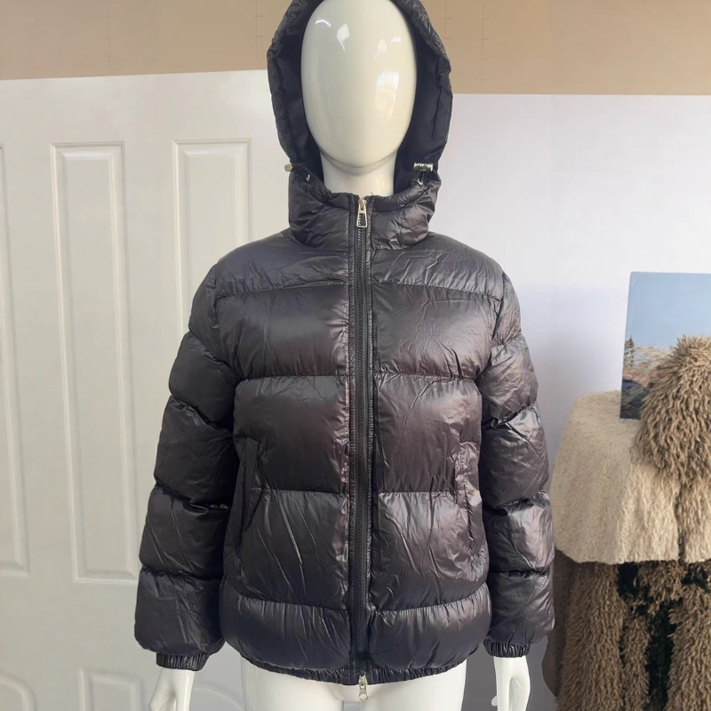 Kort pufferjakke med hætte – varm, trendy og ultralet