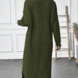 Asymmetrisk strikkjole med slå-om effekt og elegant pasform