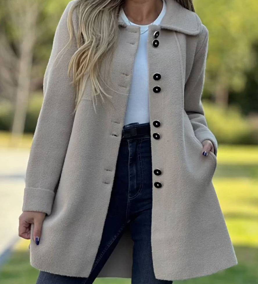 Elegant damefrakke med klassisk snit og varme komfort til efterår og vinter