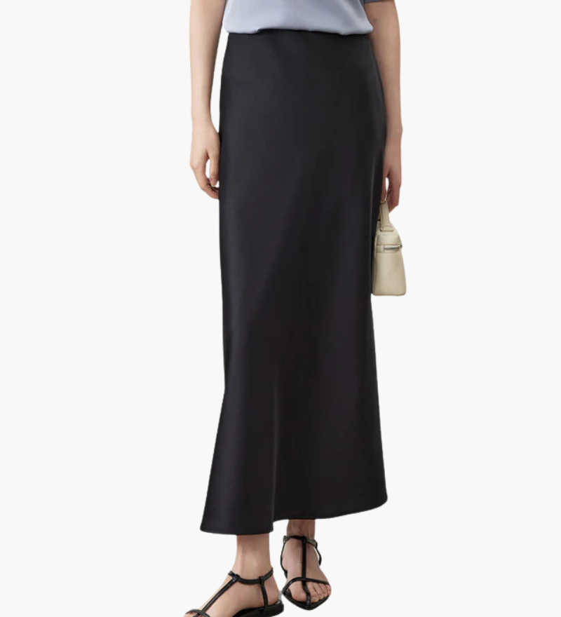 Lang Satin Nederdel med Let Sving – Elegant Silhuet