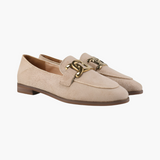 Beige loafers til kvinder med ruskindslook og guldkæde