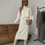 Lang strikkjole med høj hals og elegant afslappet pasform