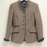 Elegant ståkrave jakke med knapper og blå detaljer
