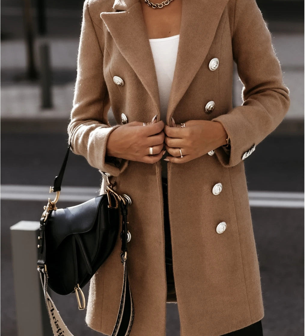 Lang damefrakke – elegant dobbeltradet design til stilfuldt look