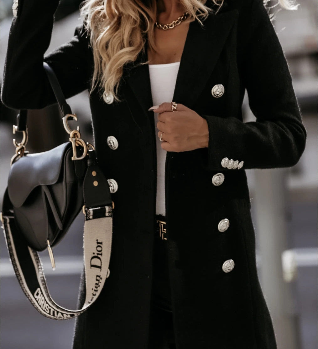 Lang damefrakke – elegant dobbeltradet design til stilfuldt look