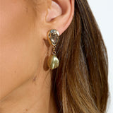 Guld dråbeøreringe med perlevedhæng – elegant og feminin stil