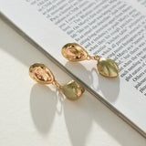 Guld dråbeøreringe med perlevedhæng – elegant og feminin stil