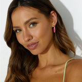 Pink firkantede hoop øreringe – moderne og farverigt design