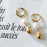 Guld hoop øreringe med perlevedhæng – elegant og moderne design