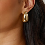 Guld dråbeformede øreringe til kvinder – moderne og luksuriøst design