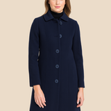 Elegant lang damefrakke i uldlook med klassisk knaplukning