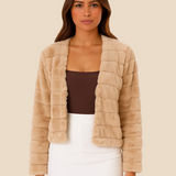 Kort faux fur jakke til kvinder i blødt og luksuriøst pelsklook