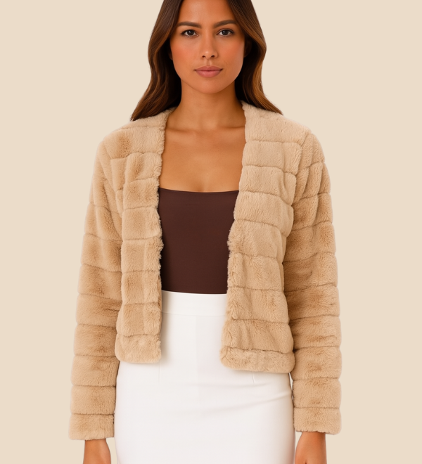 Kort faux fur jakke til kvinder i blødt og luksuriøst pelsklook