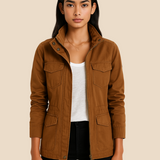 Let og stilren damejakke med klassisk pasform og praktiske lommer