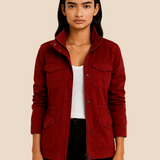 Let og stilren damejakke med klassisk pasform og praktiske lommer