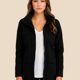 Let og stilren damejakke med klassisk pasform og praktiske lommer