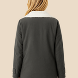 Varm teddyforet damejakke i blød fløjl med elegant krave